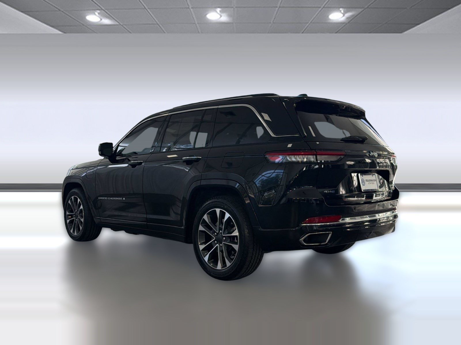 Used 2023 Jeep Grand Cherokee Overland w/ Luxury Tech Group IV AWD/4WD image 3