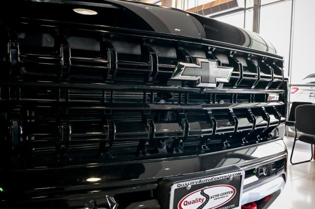 Used 2025 Chevrolet Suburban Z71 AWD/4WD image 11