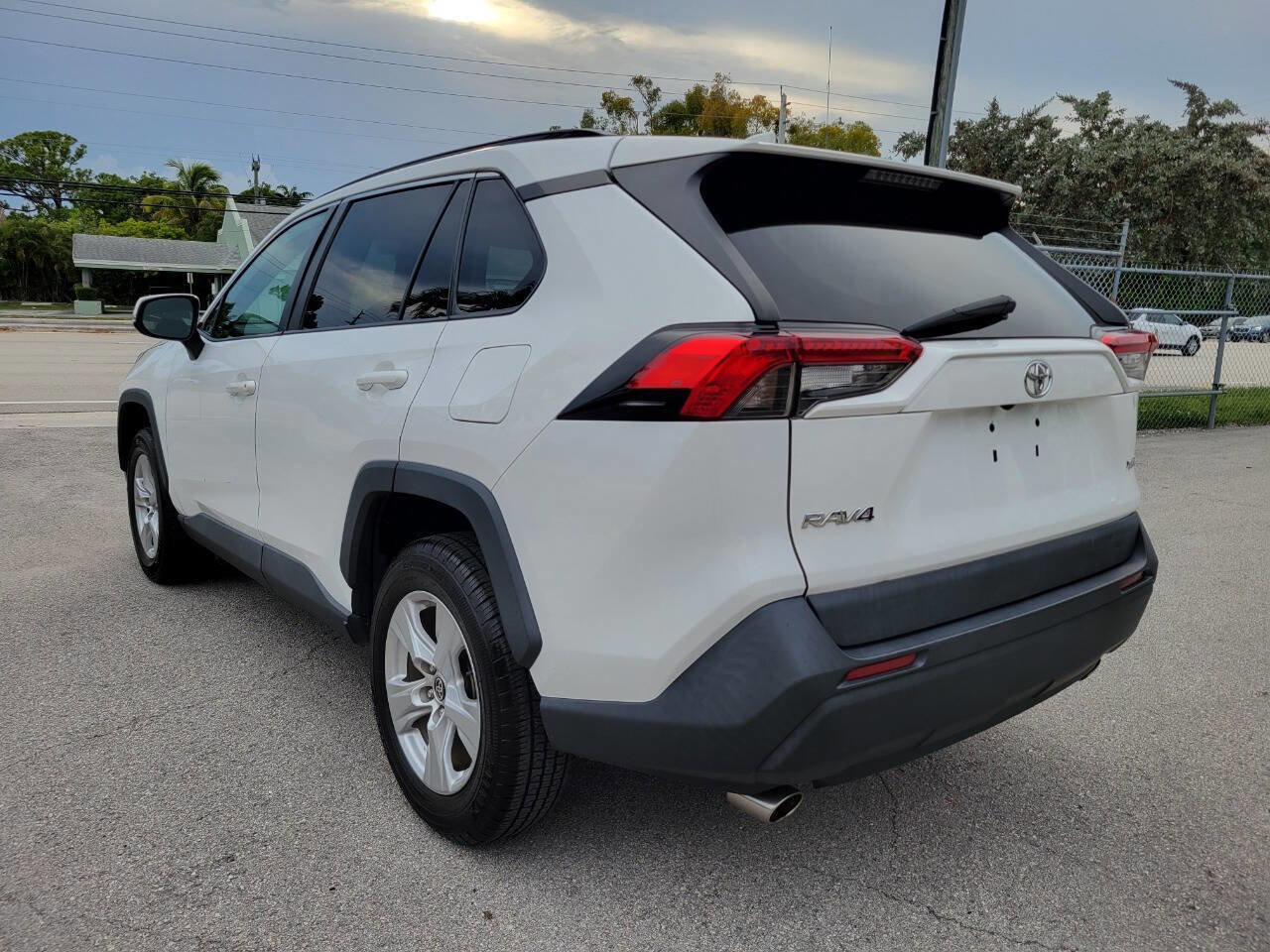 Used 2021 Toyota RAV4 XLE FWD image 7