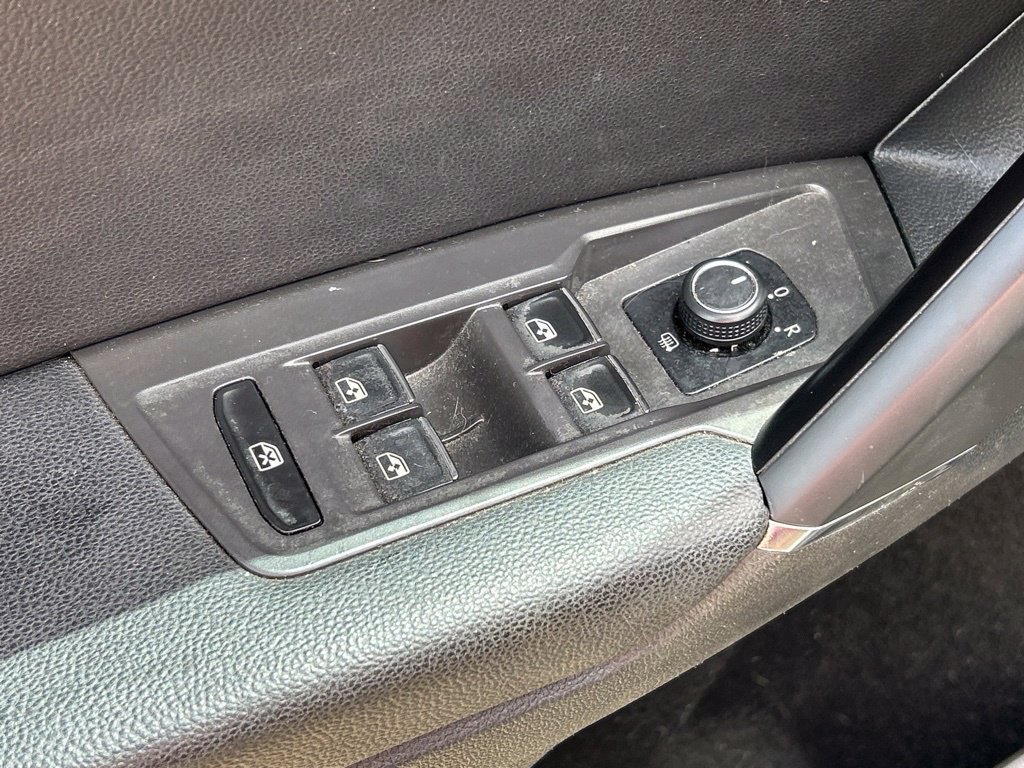 Used 2018 Volkswagen Tiguan SE FWD image 19