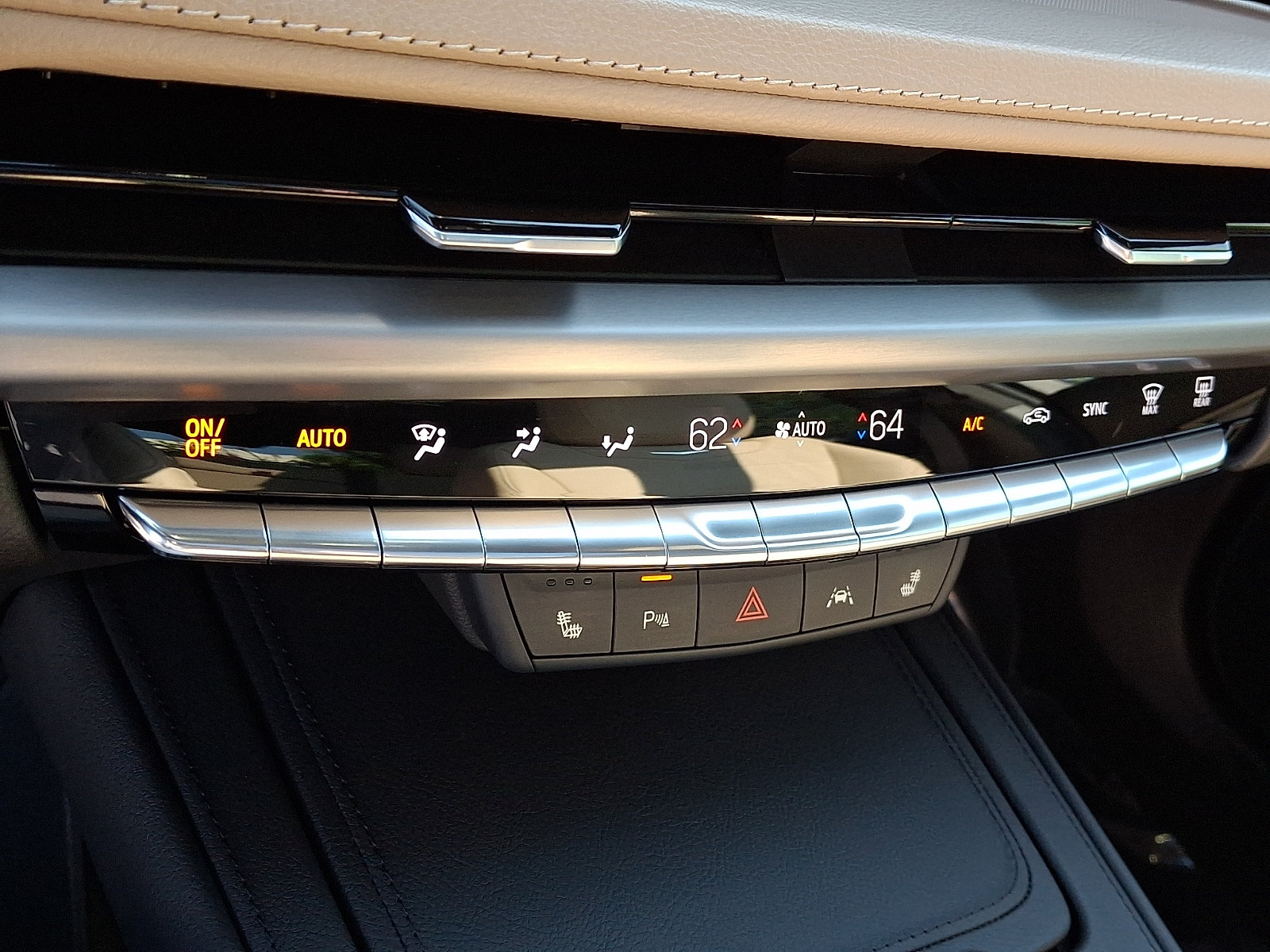 Used 2024 Cadillac XT4 Luxury w/ Cold Weather Package AWD/4WD image 16