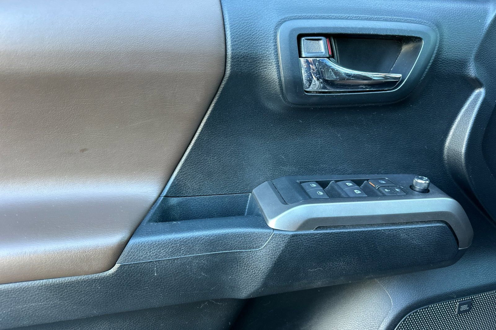 Used 2016 Toyota Tacoma Limited w/ Towing Package image 10