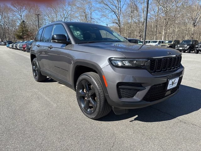 Used 2023 Jeep Grand Cherokee Altitude AWD/4WD image 3