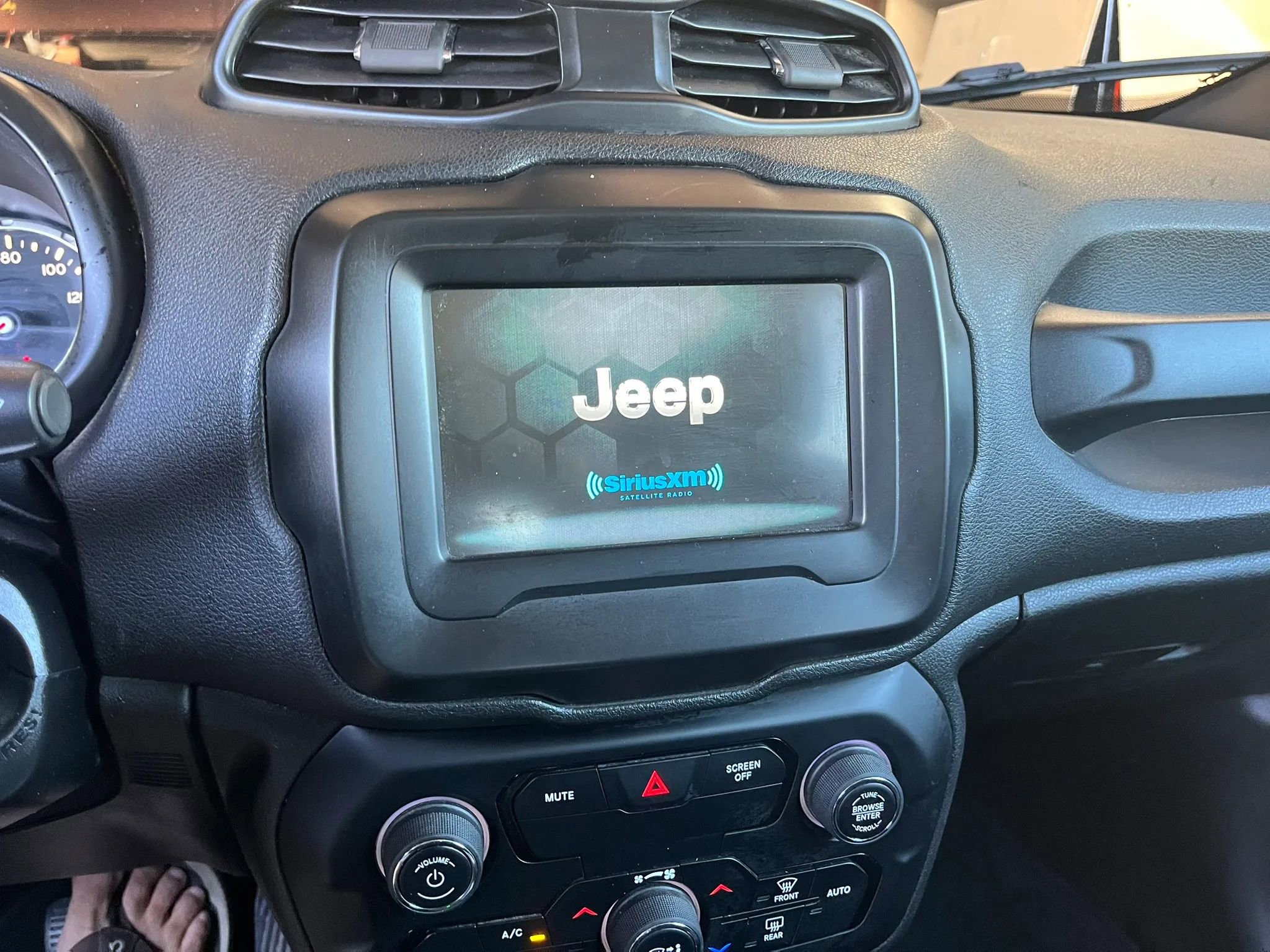 Used 2019 Jeep Renegade Altitude w/ Quick Order Package 2XM FWD image 9