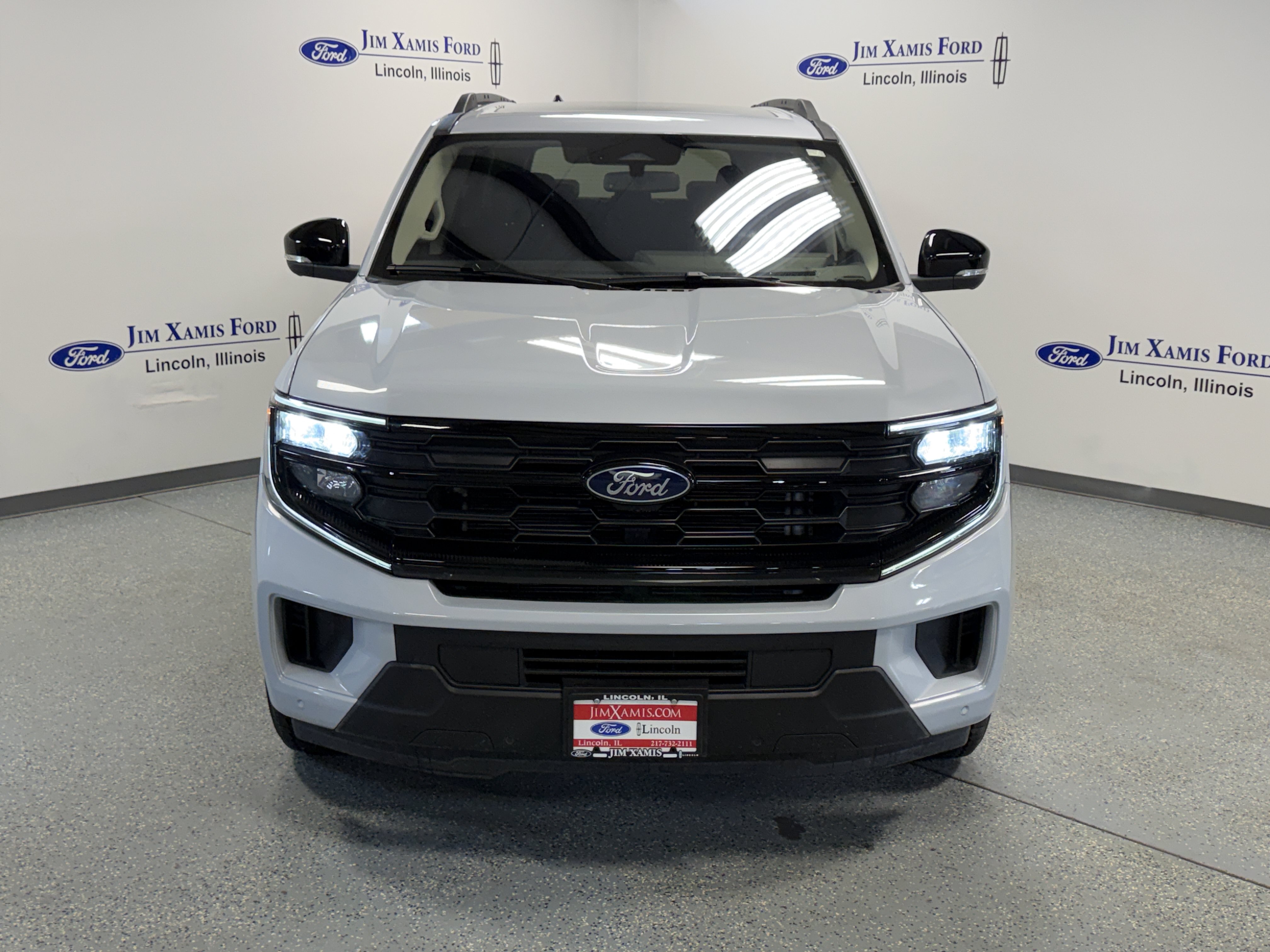 Used 2025 Ford Expedition Active AWD/4WD image 2