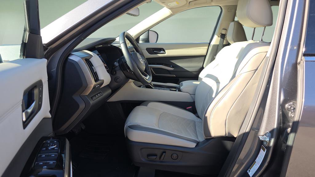 Used 2022 Nissan Pathfinder Platinum w/ Cargo Package image 12