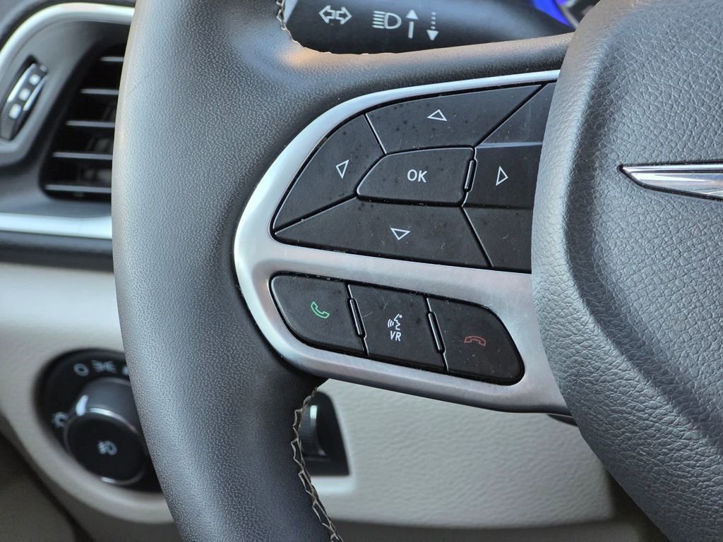 Used 2024 Chrysler Pacifica Touring-L FWD image 18