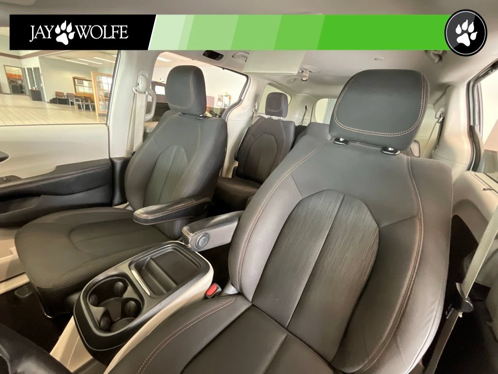 Used 2020 Chrysler Pacifica Touring FWD image 10