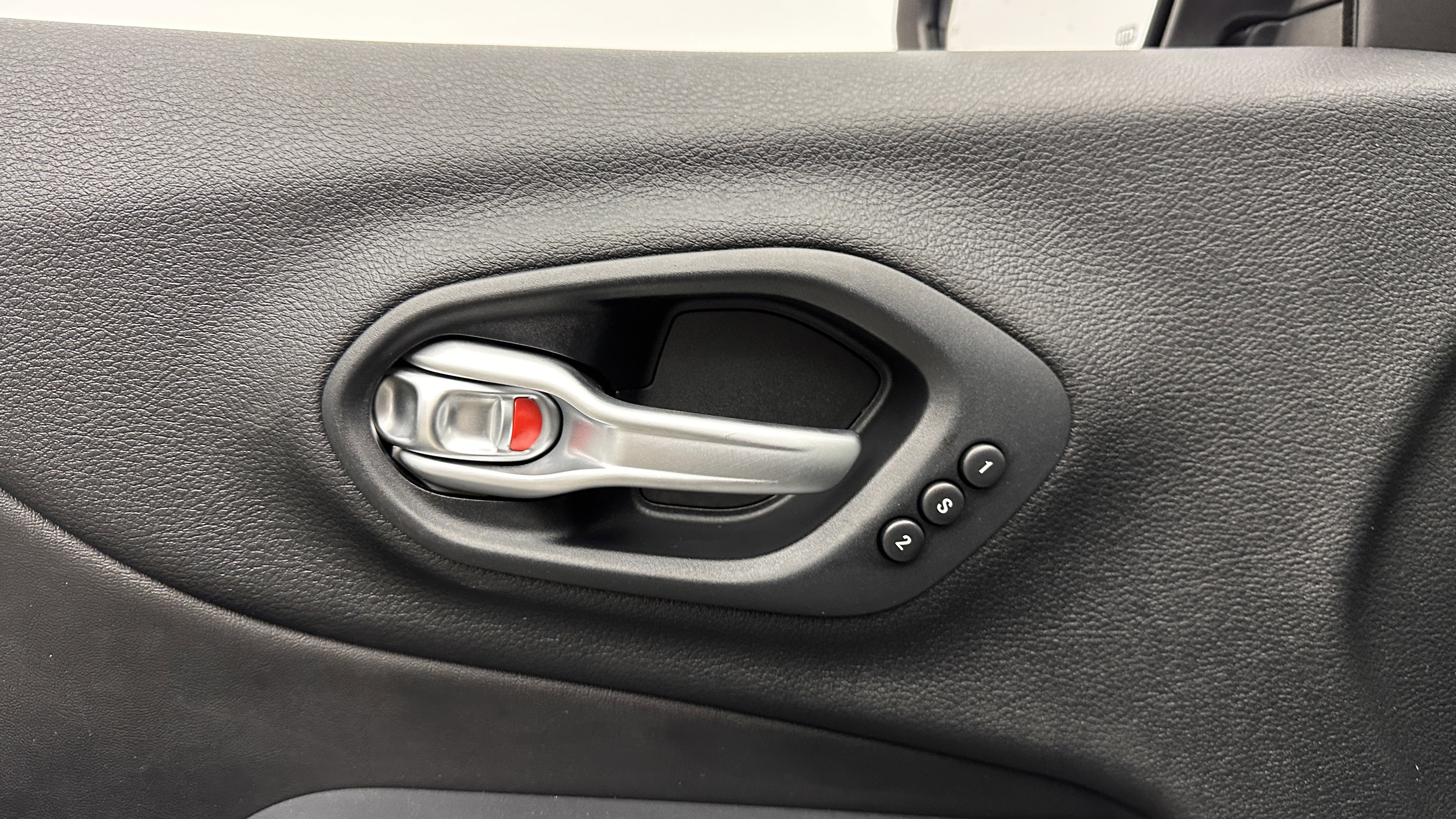 Used 2016 Jeep Cherokee Overland FWD image 12