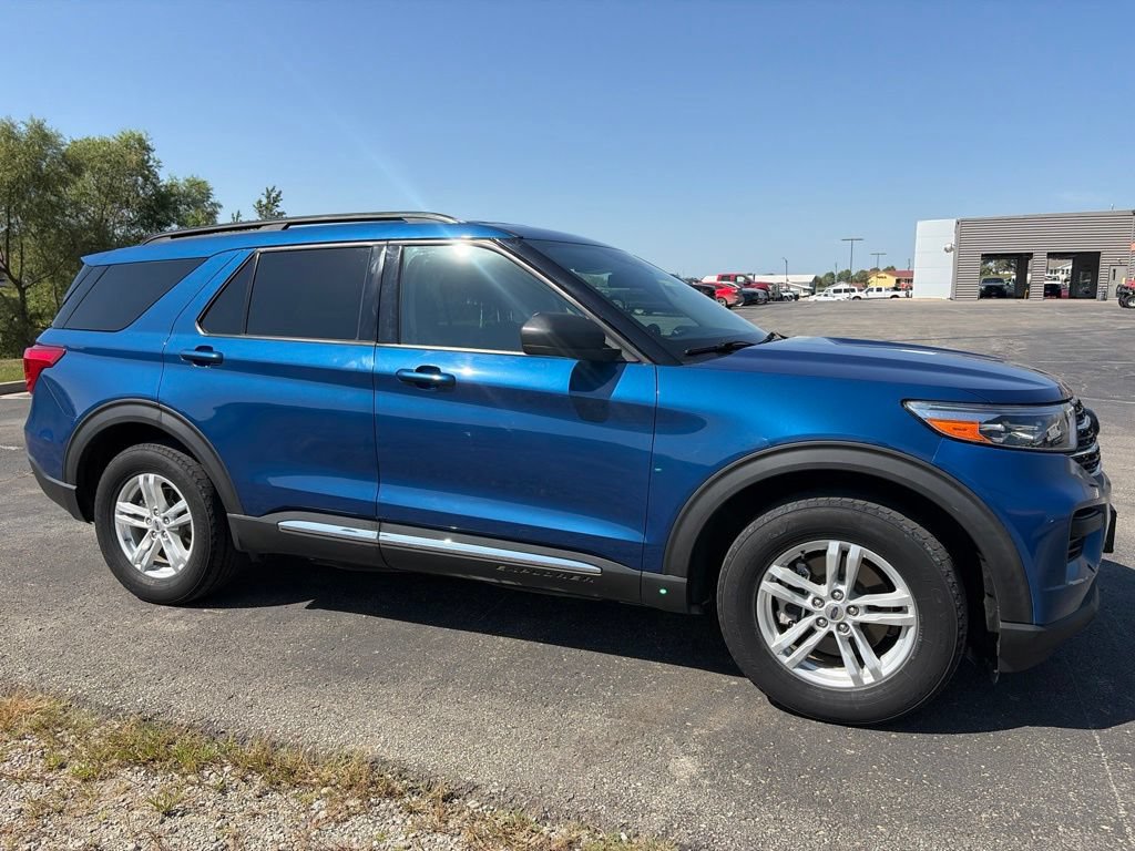 Used 2021 Ford Explorer XLT AWD/4WD image 3