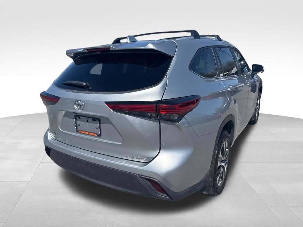 Used 2023 Toyota Highlander XLE AWD/4WD image 5