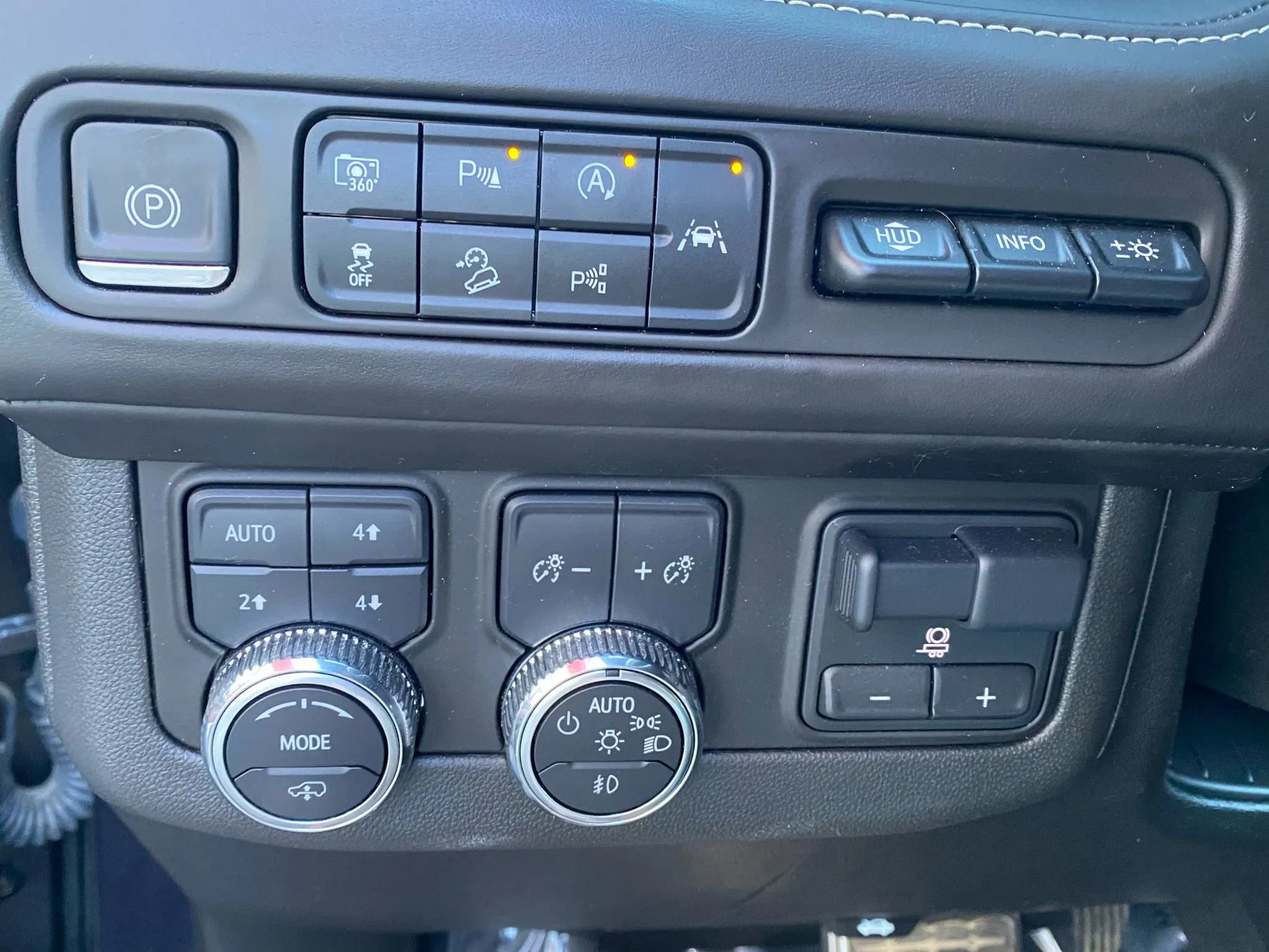 Used 2023 GMC Yukon XL Denali Ultimate image 15