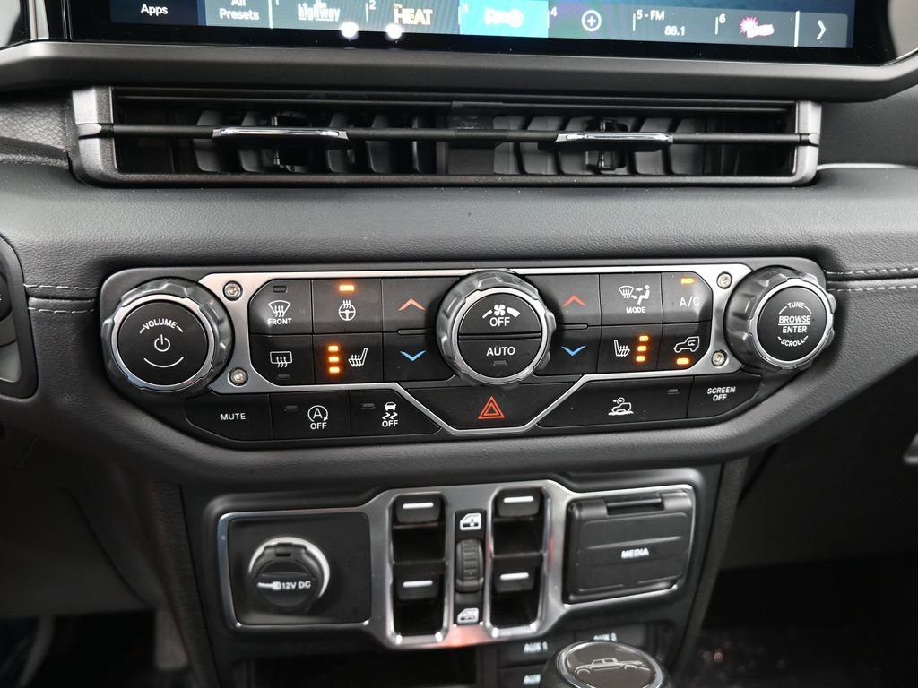 Used 2024 Jeep Gladiator Sport w/ Premium Package image 23