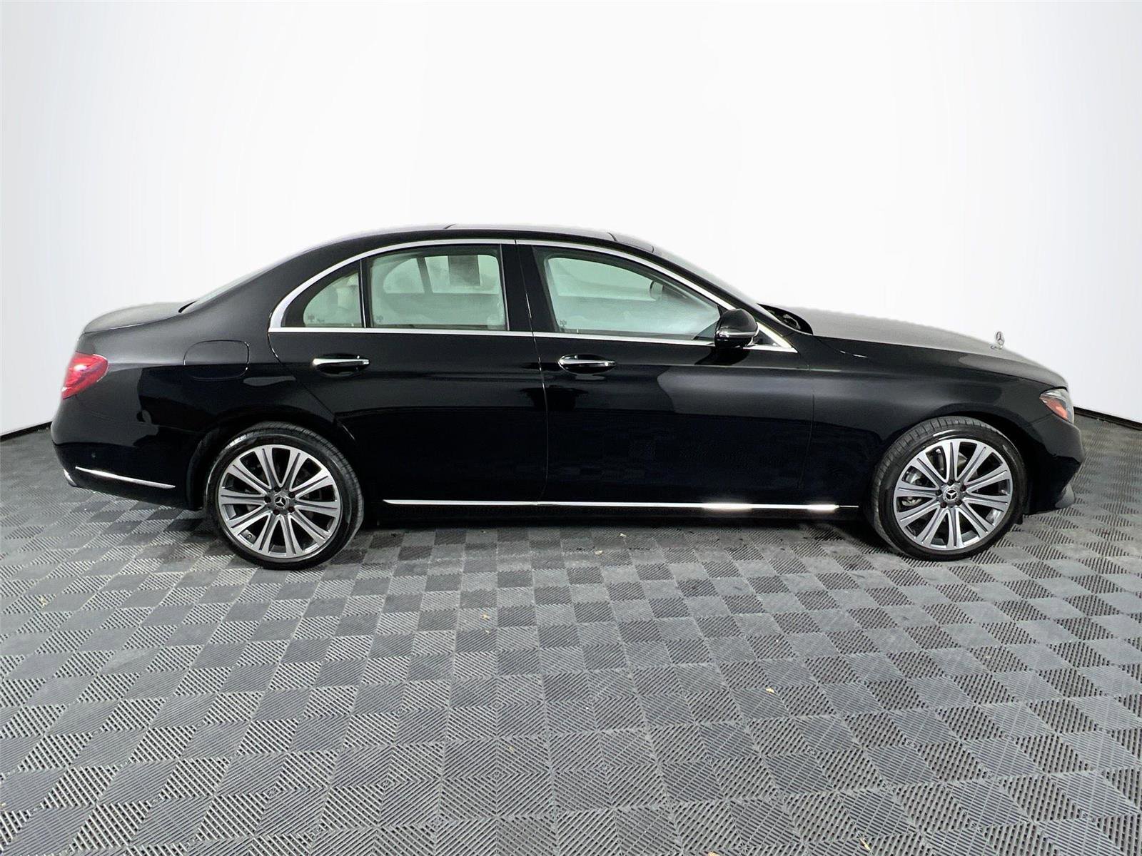 Certified 2019 Mercedes-Benz E 300 4MATIC image 7