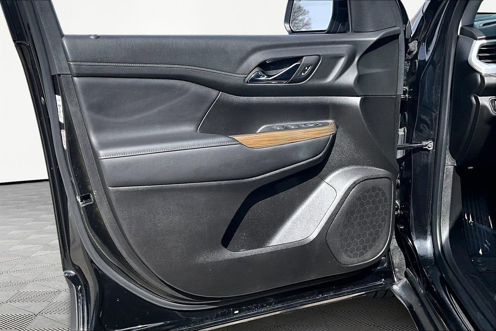 Used 2023 GMC Acadia SLE image 23