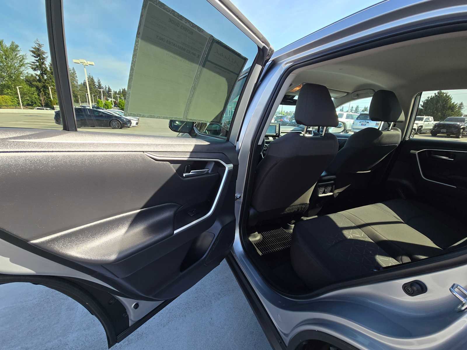 Used 2020 Toyota RAV4 XLE w/ XLE Grade Weather Package AWD/4WD image 15