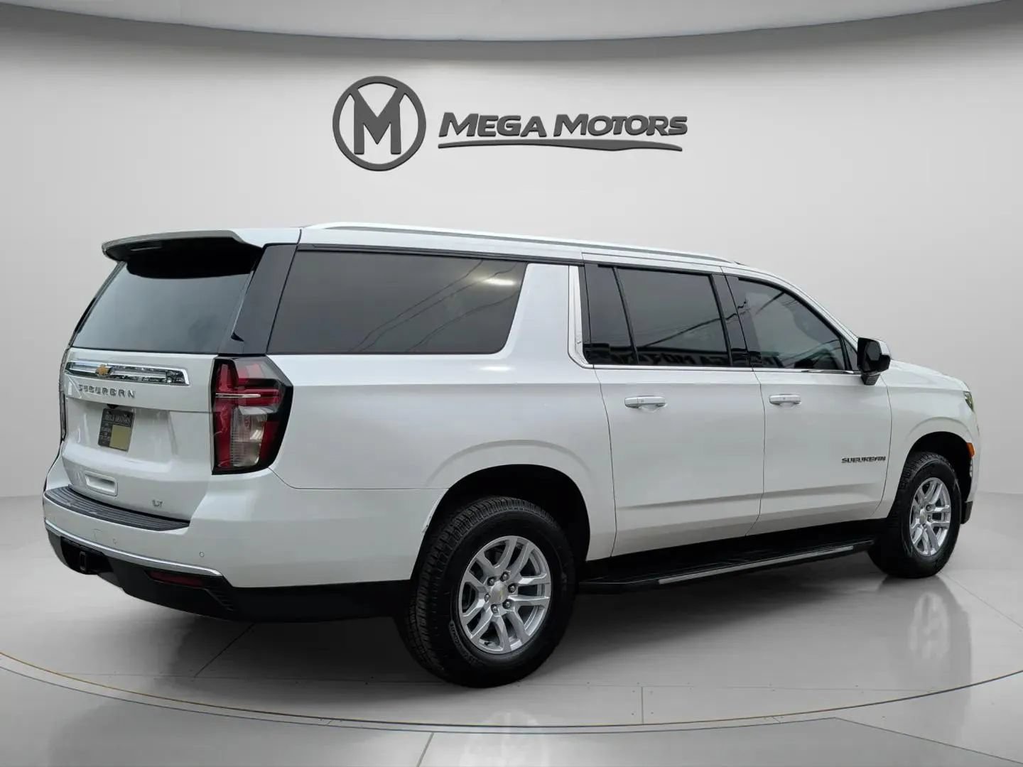Used 2021 Chevrolet Suburban LT RWD image 8
