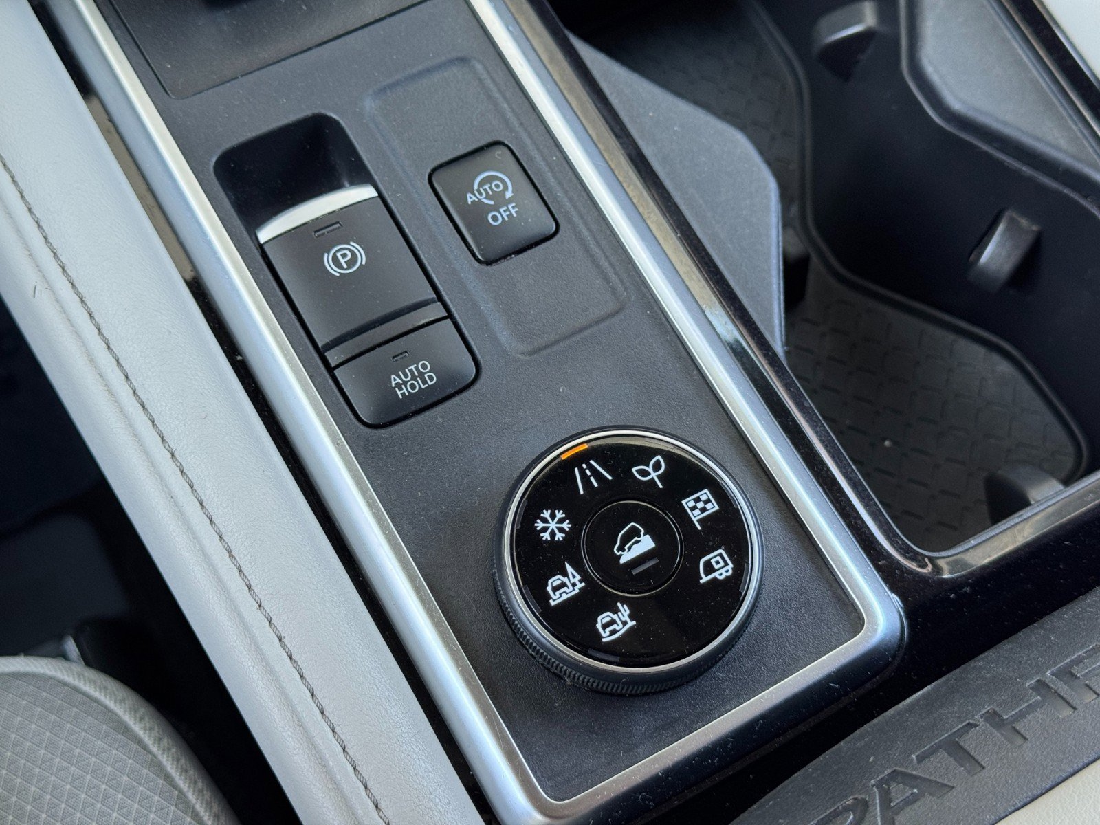 Used 2022 Nissan Pathfinder SV w/ SV Premium Package image 29