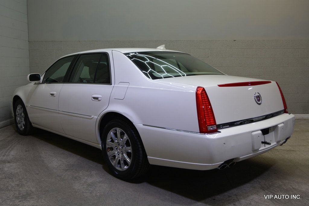Used 2009 Cadillac DTS w/ Trunk Convenience Package FWD image 3