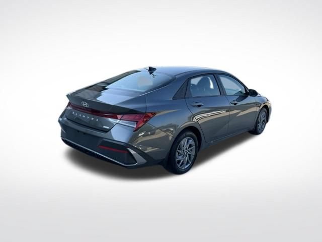 Used 2025 Hyundai Elantra Hybrid FWD image 3