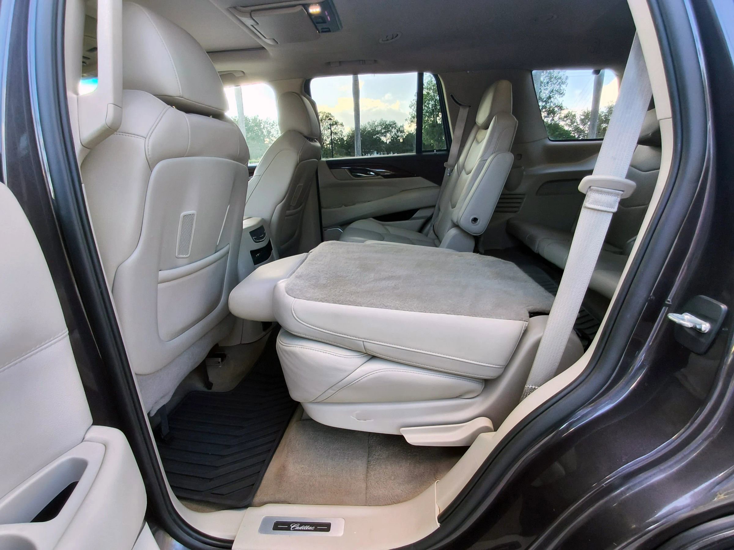 Used 2016 Cadillac Escalade Luxury image 30