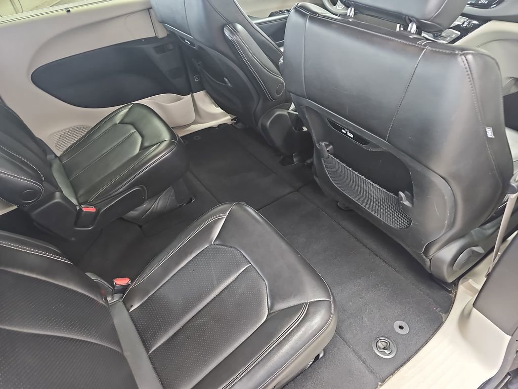 Used 2023 Chrysler Pacifica Touring-L FWD image 11
