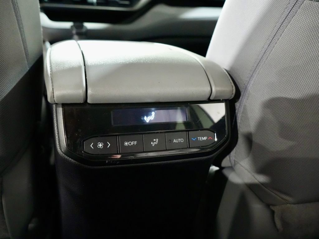 Used 2021 Toyota Highlander LE image 27