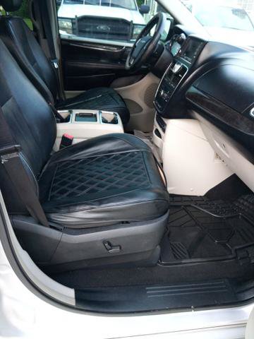 Used 2011 Chrysler Town & Country Touring-L w/ Entertainment Group #2 FWD image 18