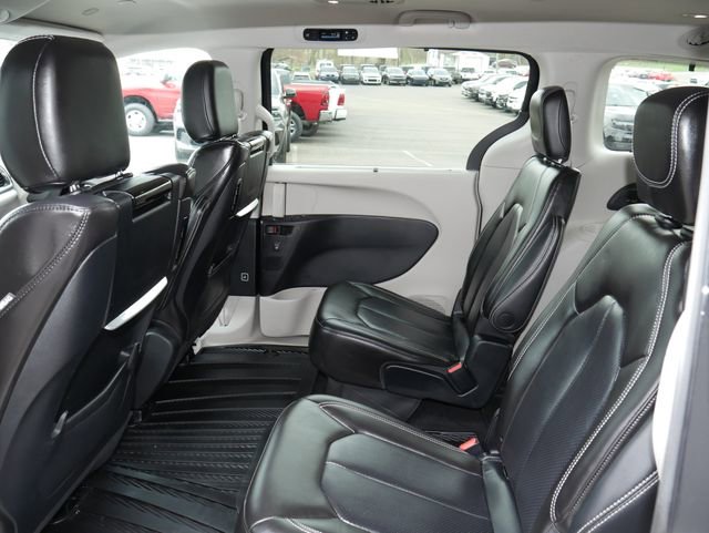 Used 2023 Chrysler Pacifica Touring-L w/ Uconnect Theater Family Group image 26