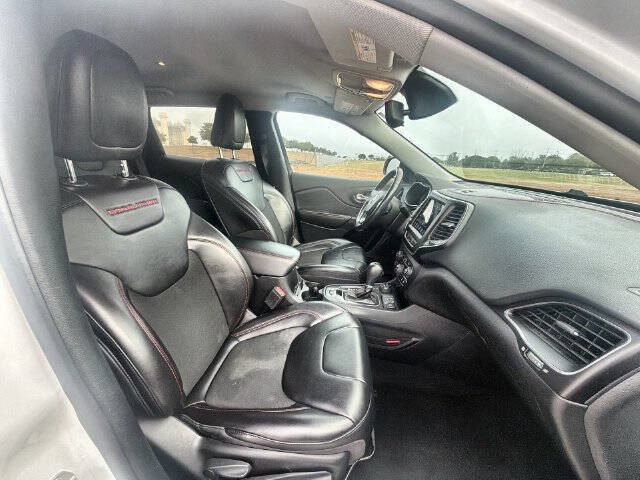 Used 2021 Jeep Cherokee Trailhawk AWD/4WD image 27