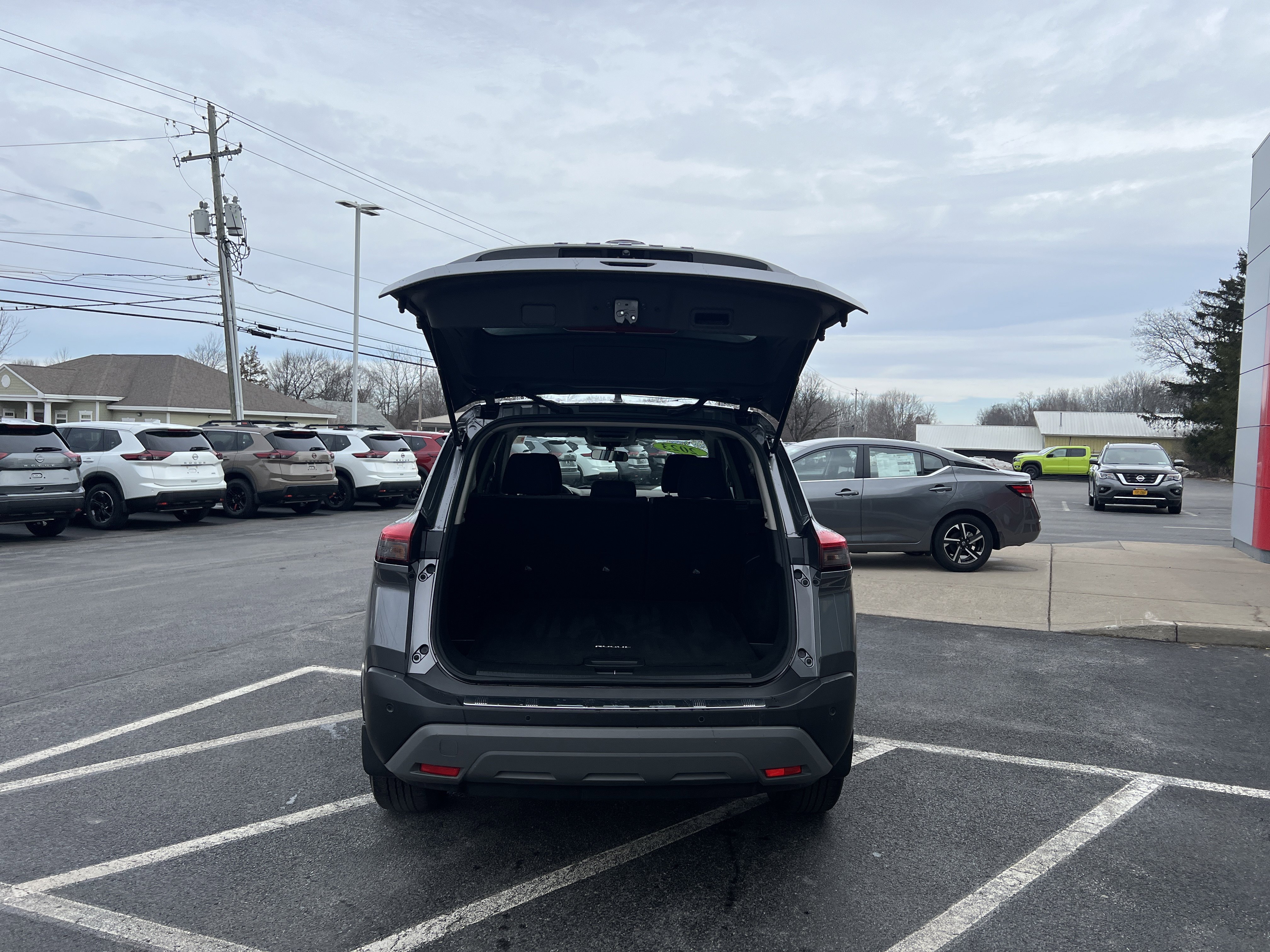 Used 2023 Nissan Rogue SV image 9