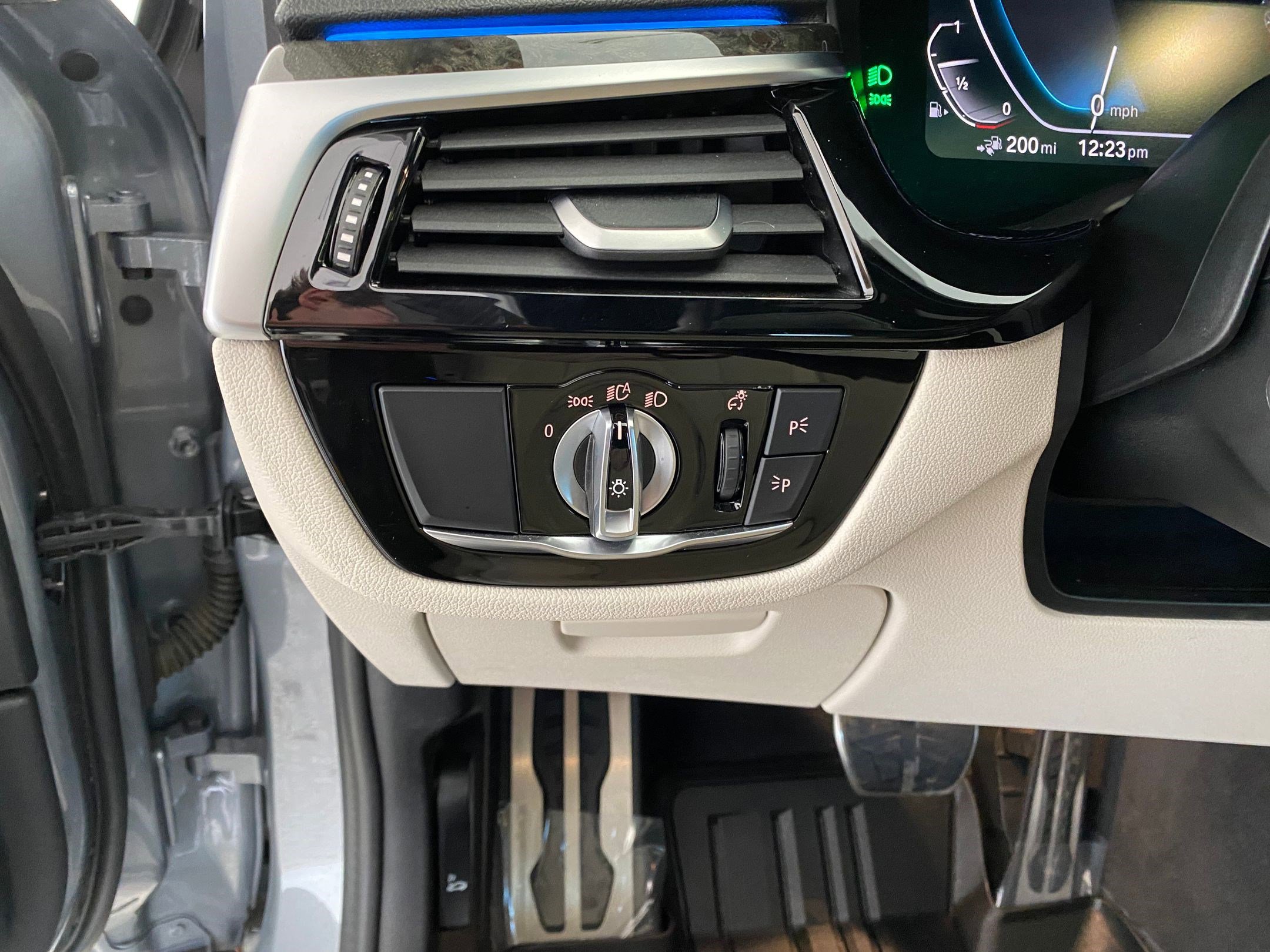 Certified 2023 BMW 530e xDrive w/ M Sport Package image 24