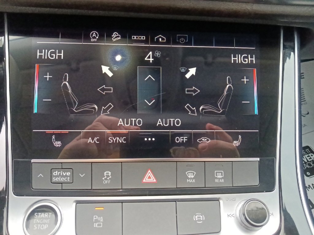 Used 2023 Audi Q8 Premium image 27