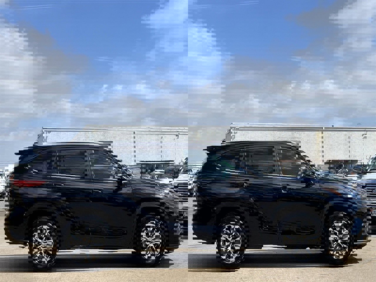 Used 2023 Toyota Highlander XLE image 3