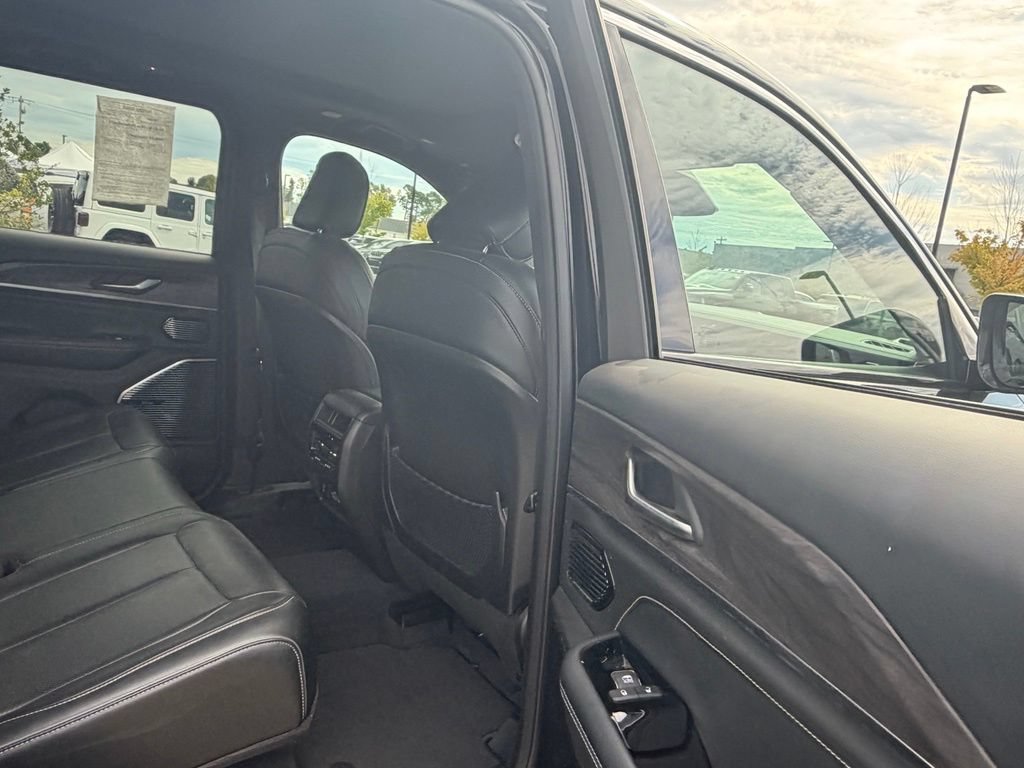 Used 2022 Jeep Grand Cherokee Overland AWD/4WD image 46