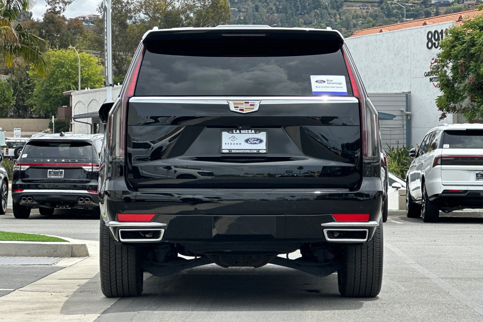 Used 2023 Cadillac Escalade Premium Luxury AWD/4WD image 4