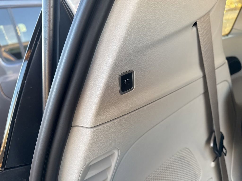 Used 2024 Chrysler Pacifica Touring-L w/ Uconnect Theater Family Group image 33