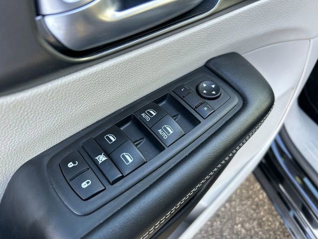 Used 2024 Chrysler Pacifica Touring-L image 16