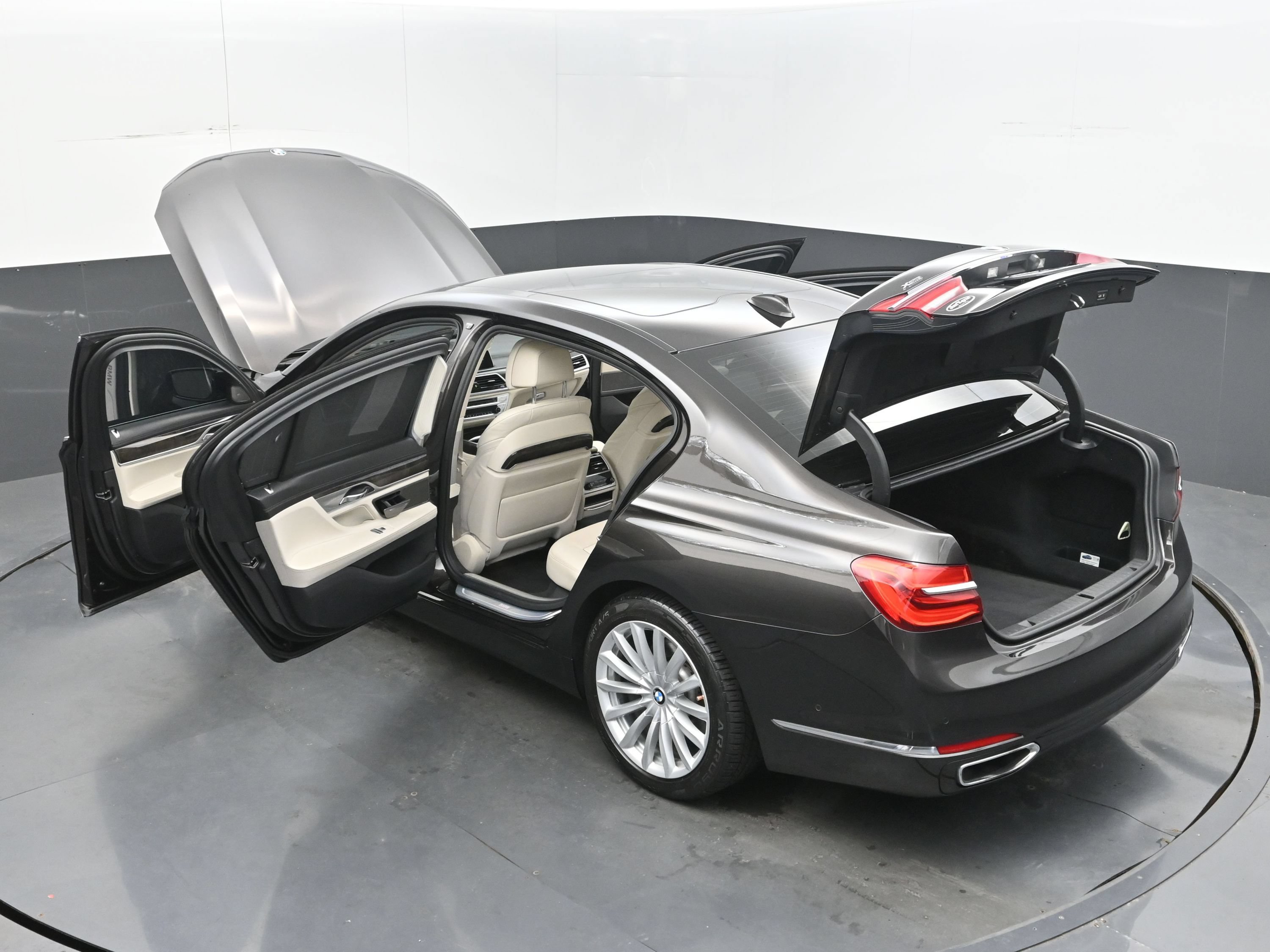 Used 2017 BMW 740i xDrive AWD/4WD image 43