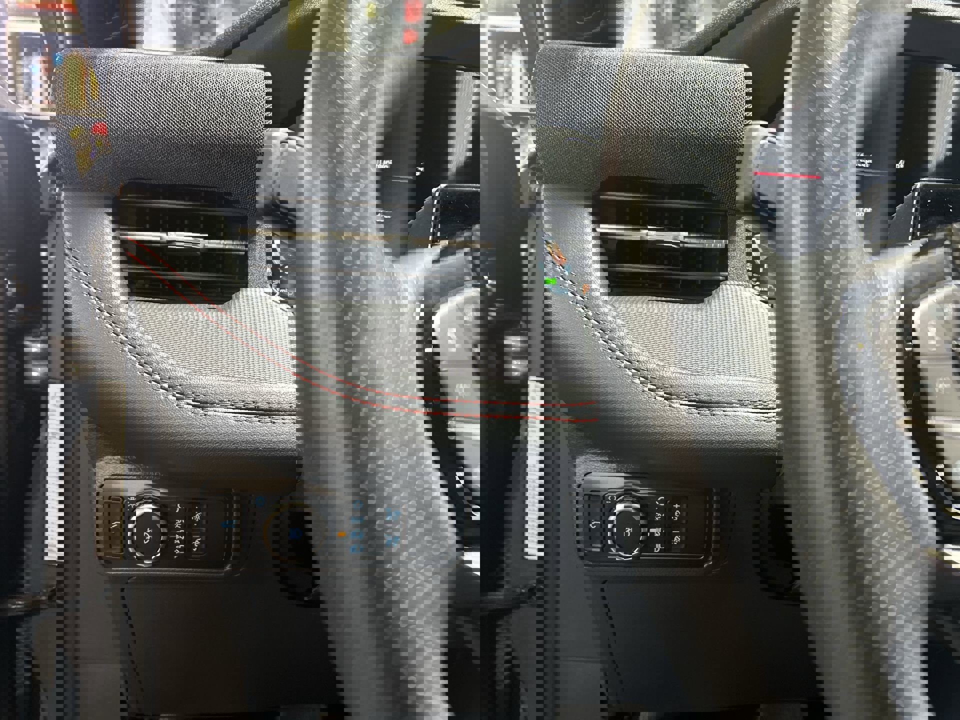 Used 2025 Ford Explorer ST-Line w/ ST-Line Street Pack image 20