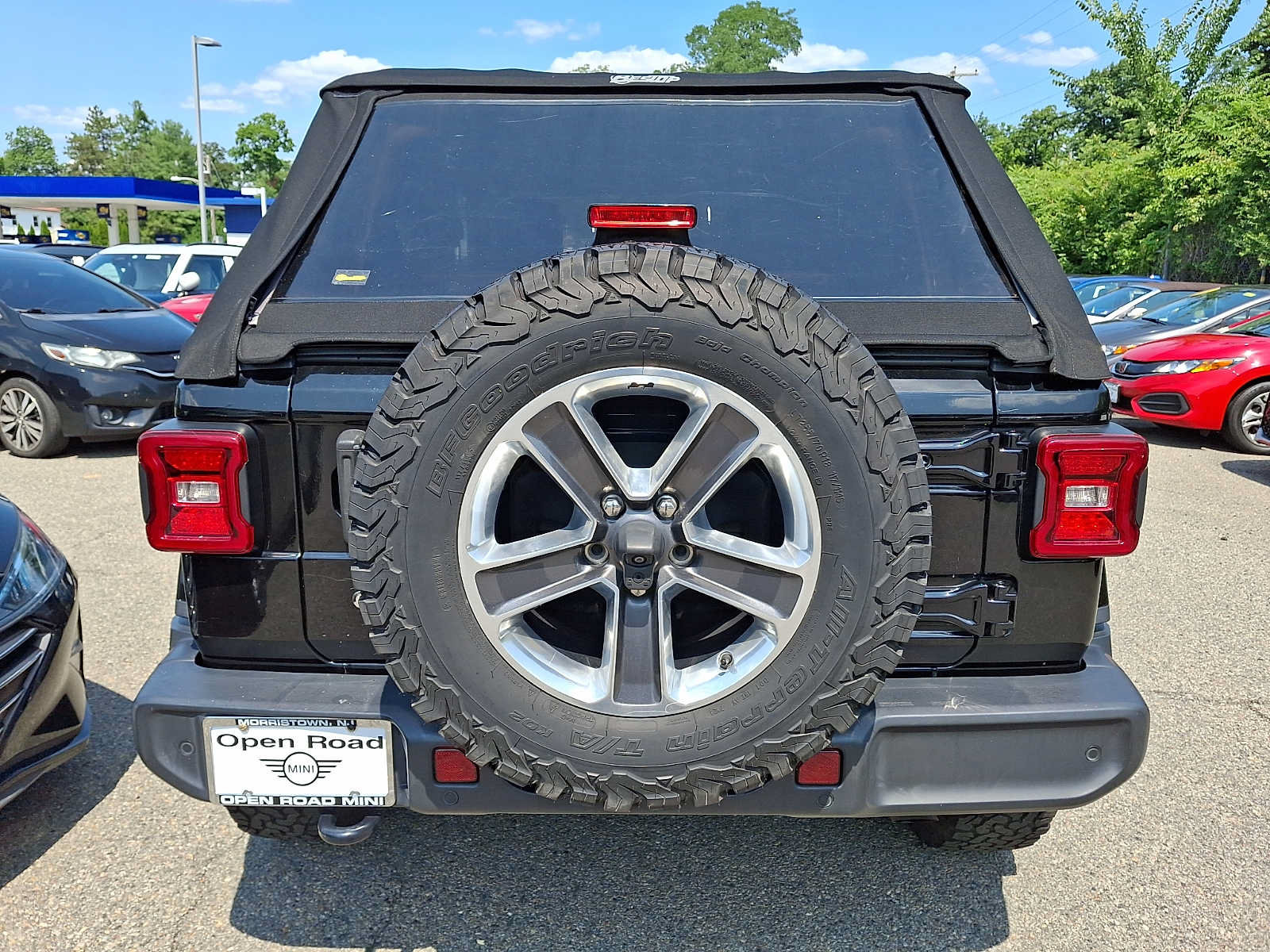 Used 2018 Jeep Wrangler Unlimited Sahara AWD/4WD image 5