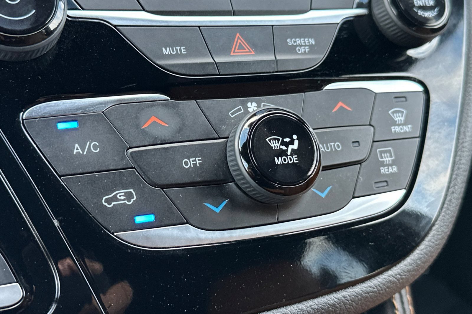 Used 2023 Chrysler Pacifica Pinnacle FWD image 21