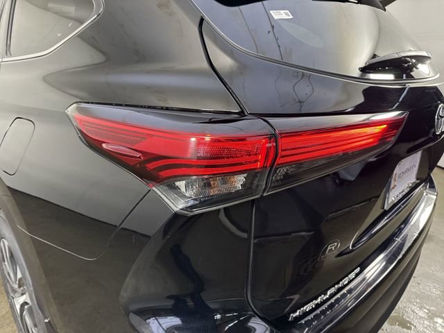 Used 2021 Toyota Highlander XLE AWD/4WD image 32