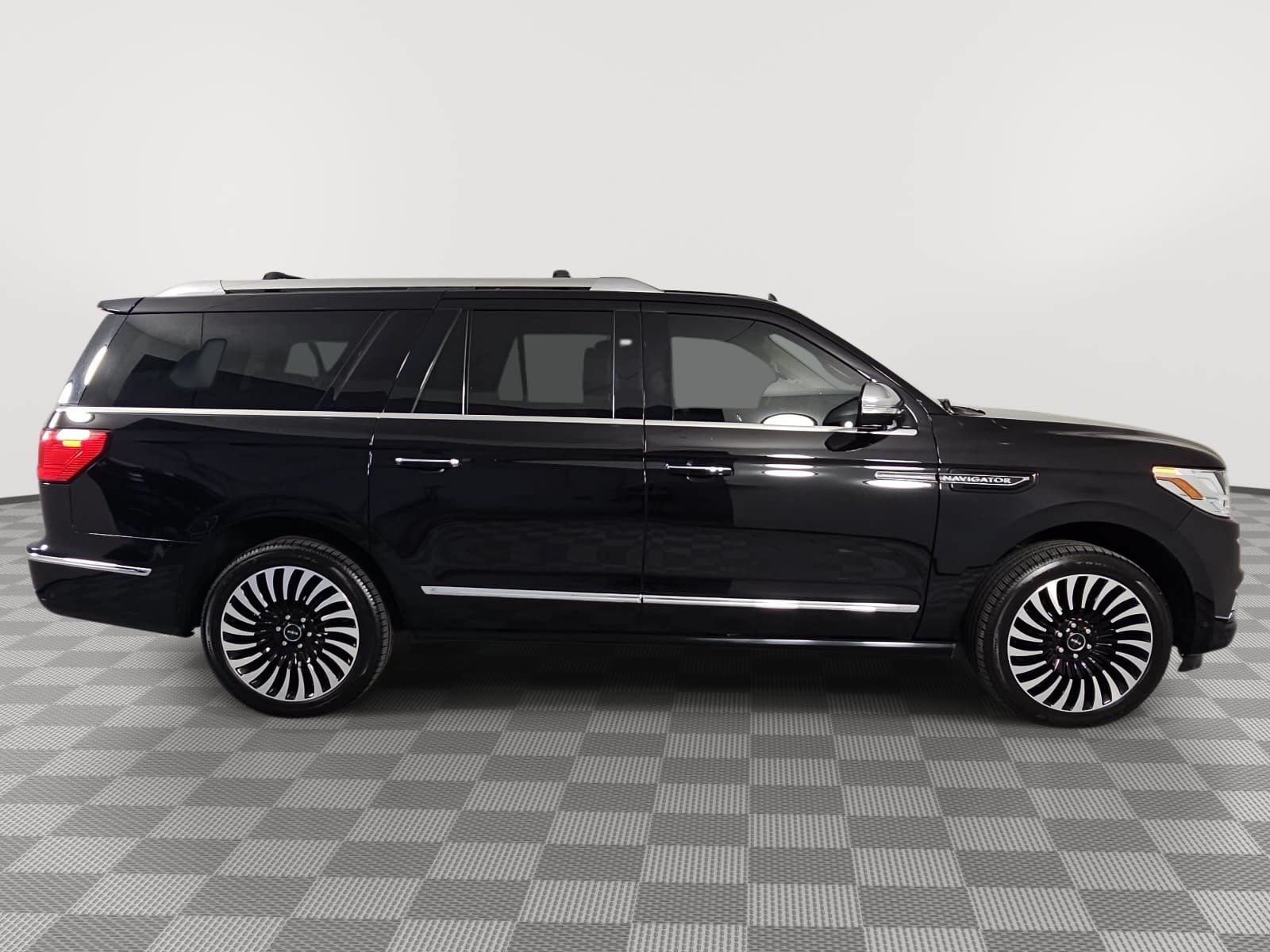 Used 2021 Lincoln Navigator L Black Label w/ Cargo Convenience Package AWD/4WD image 9