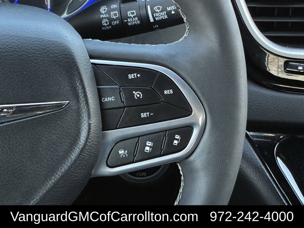 Used 2025 Chrysler Pacifica Select image 15