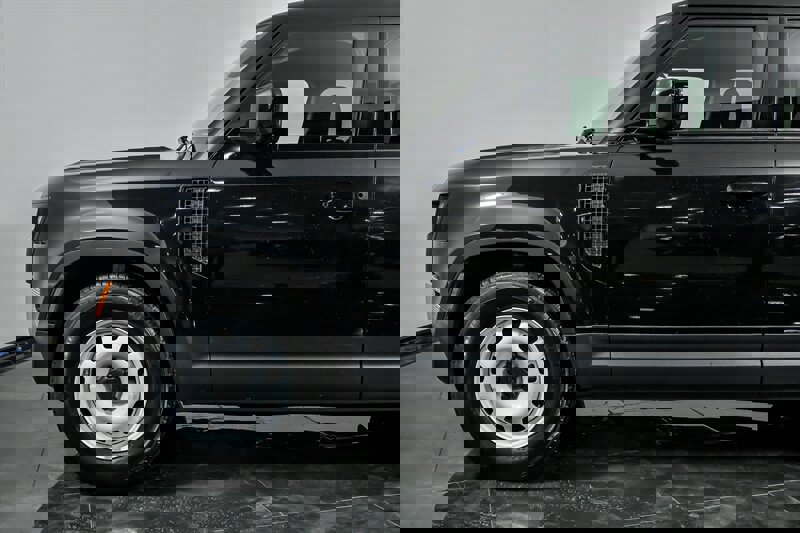 Used 2021 Land Rover Defender 110 image 6