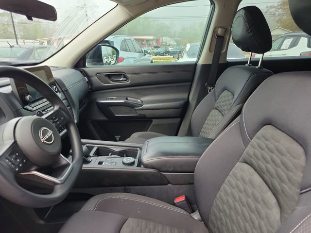 Used 2024 Nissan Pathfinder S AWD/4WD image 14