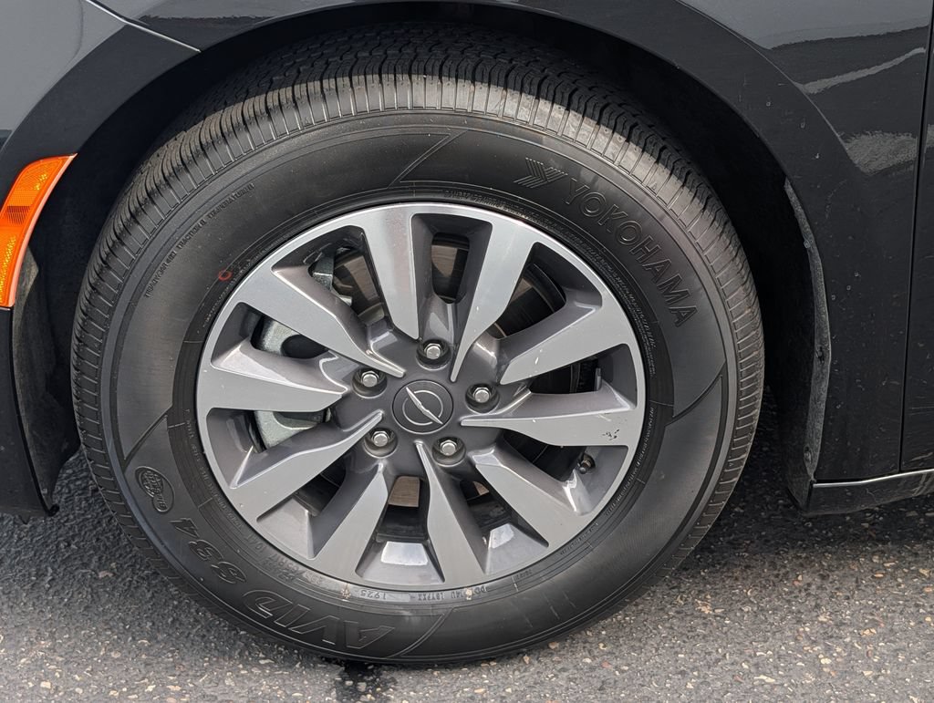 Used 2023 Chrysler Pacifica Touring-L FWD image 13