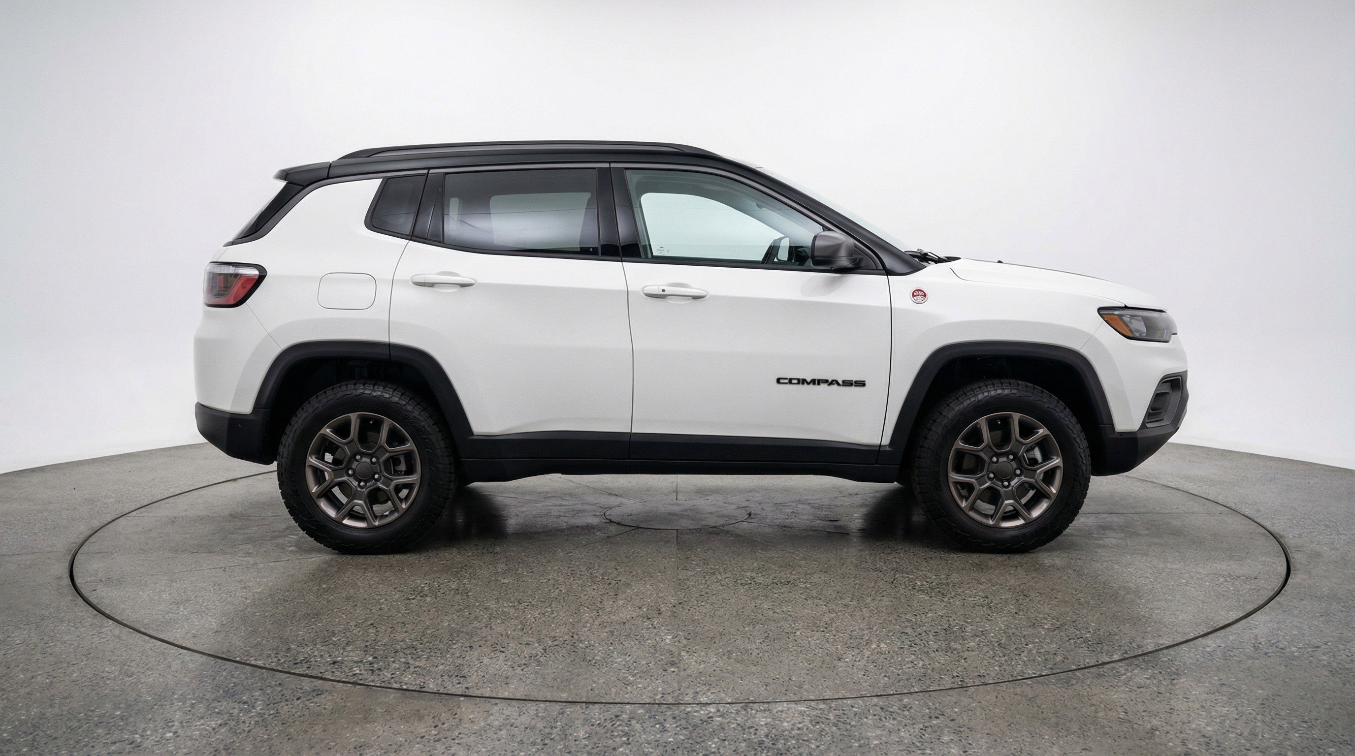 Used 2025 Jeep Compass Trailhawk image 11