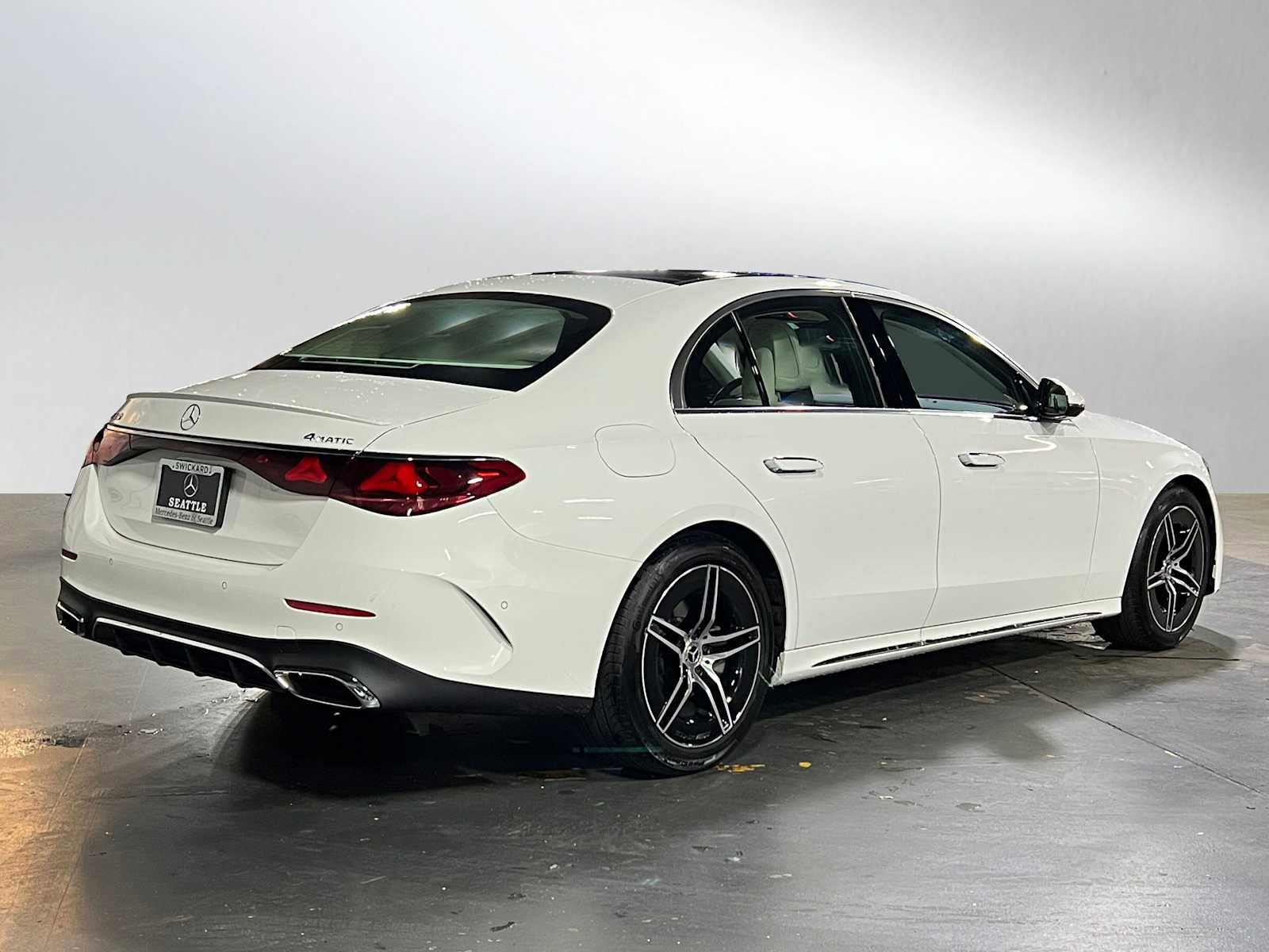 Used 2025 Mercedes-Benz E 350 4MATIC Sedan image 3